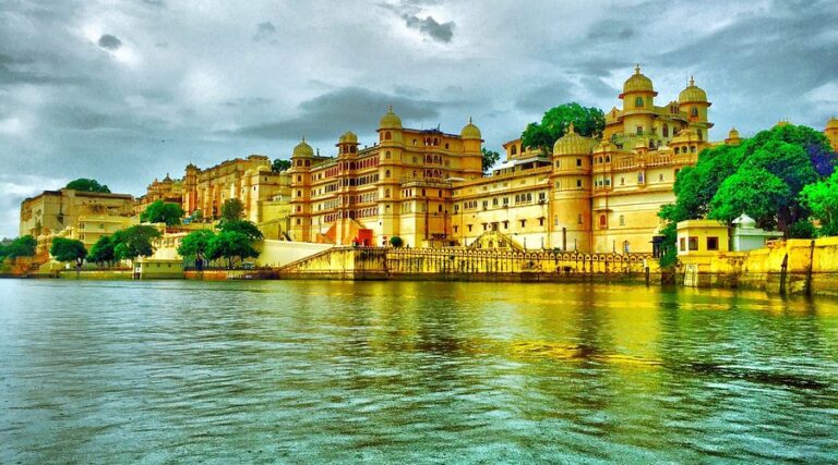 Best Tourist Places in Udaipur: Palaces, Lakes, Temples & More